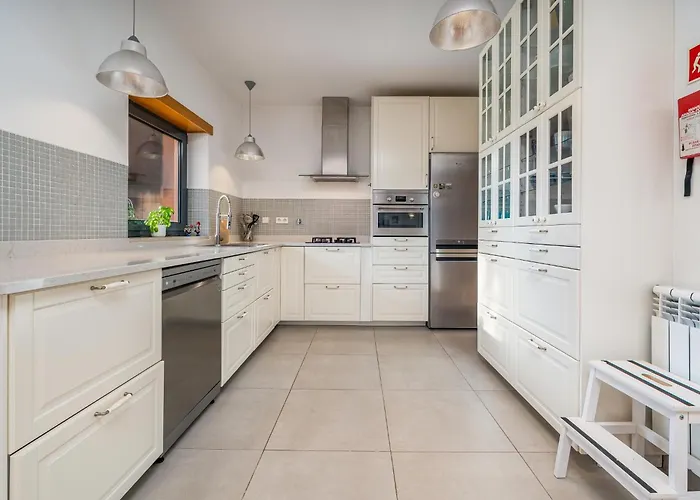 Contemporary With Private Pool #1987 Apartman